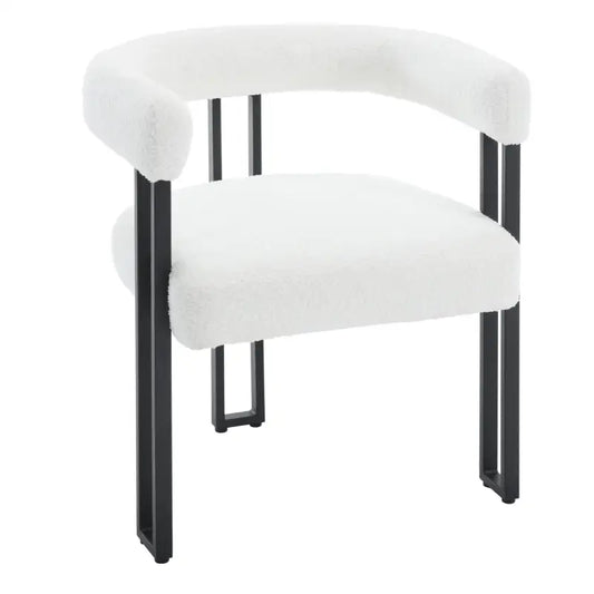 Een witte, fluweelachtige fauteuil met een zachte, gebogen rugleuning en een zwart metalen frame, ideaal voor een moderne woonkamer of als comfortabele zithoek in een stijlvolle interieur.