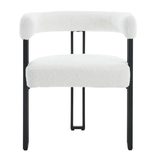 Een witte, fluweelachtige stoel met een zachte, gebogen rugleuning en een zwart metalen frame. Perfect voor een moderne woonkamer of als designstoel in een stijlvolle lounge.
