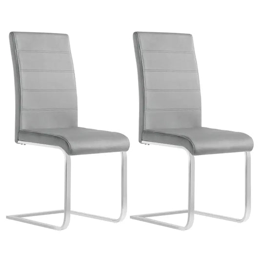 Grijze, gestoffeerde eetkamerstoelen met gestreepte rugleuning en zilverkleurige metalen poten, geschikt voor moderne keukens of eetkamers. Stijlvolle set van twee, ideaal voor comfortabele maaltijden.