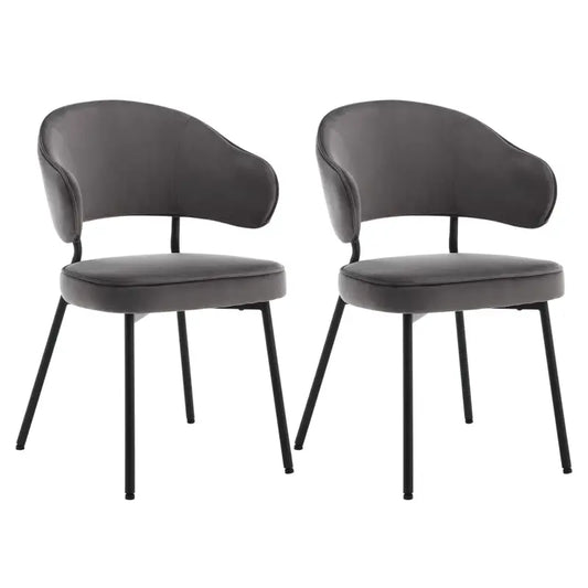 Zwarte fluweelzitbanken met gestoffeerde zitting en rugleuning, voorzien van dunne metalen poten. Ideaal voor moderne eetkamer of woonkamer in een minimalistisch interieur.