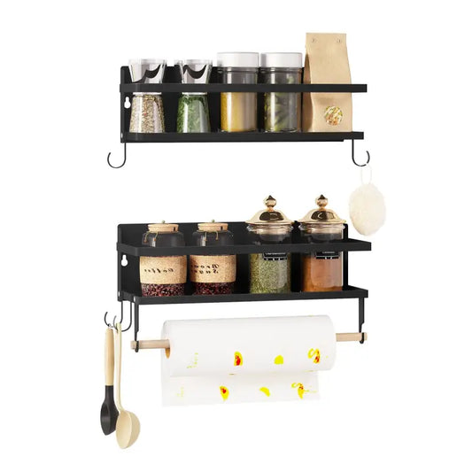 Zwart metalen badkamerrek met houten handdoekhanger, gevuld met parfum, zeep en een bruine handdoek. Ideaal voor opbergen van badkamerproducten en houden van een gestructureerde, minimalistische ruimte.