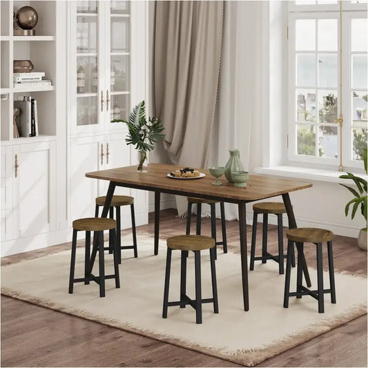Houten barstoelen met zwart metaalframe, ronde zitting in natuurlijke kleur, geschikt voor keuken of bar. Industrieel design voor moderne interieurs en eetkamers.