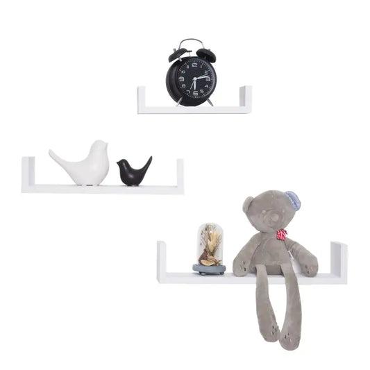 Drie witte, minimalistische wandplanken met scherpe hoeken en een glad oppervlak, geschikt voor moderne interieurs. Ideaal voor het opbergen van decoraties of boeken in een stijlvolle woonruimte.