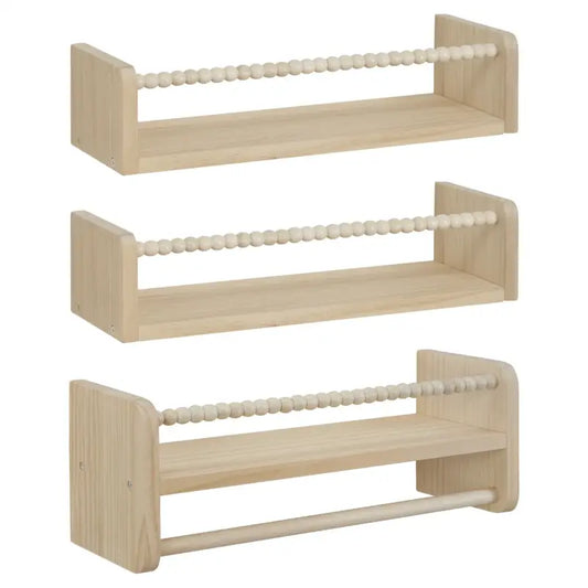Houten wandplankset van lichtgekleurd hout met decoratieve knoppen, geschikt voor badkamer of keuken. De onderste plank heeft een handdoekhouder voor praktisch gebruik.