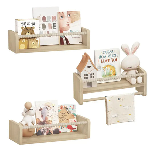 Lichtgekleurde houten wandplanken met houten knoppen, geschikt voor badkamer of keuken. De onderste plank heeft een handdoekhouder, ideaal voor opbergen en drogen.