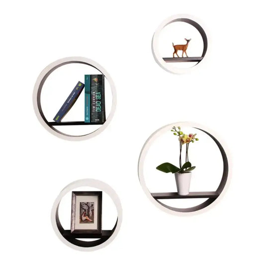 Een set van vier witte, cirkelvormige wandplanken met zwarte randen, elk met een uniek decor: boeken, een houten hert, een orchidee en een fotolijst. Perfect voor moderne interieurstijlen en wanddecoratie.