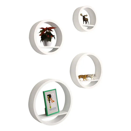 Een set van vier witte, cirkelvormige wandplanken met zwart contrast, elk met een uniek decor: boeken, een houten hert, een orchidee en een fotolijst. Ideaal voor moderne woonkamerdecoratie of minimalistische interieurs.