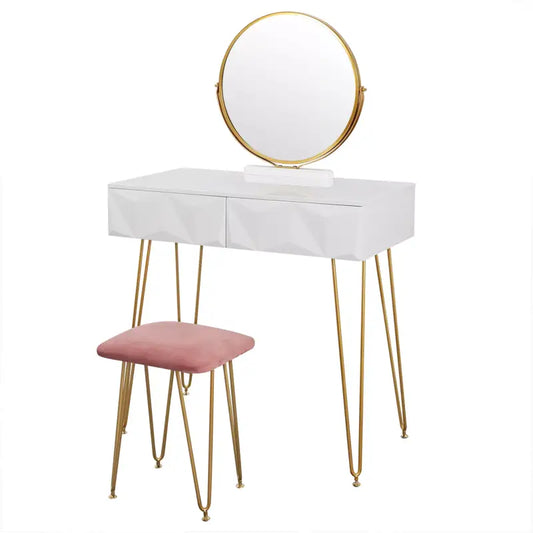 Een witte make-up tafel met gouden poten en een ronde spiegel, bijgeleverd met een roze fluweelstoel. Perfect voor een moderne badkamer of slaapkamer.
