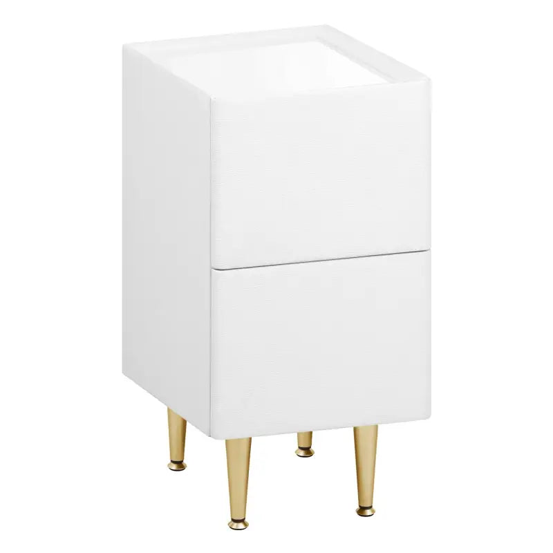 Een witte, minimalistische nachtkastje met twee laden en goudkleurige poten, geschikt voor moderne slaapkamers. Perfect voor opbergen van nachtkastjeaccessoires en persoonlijke spullen.