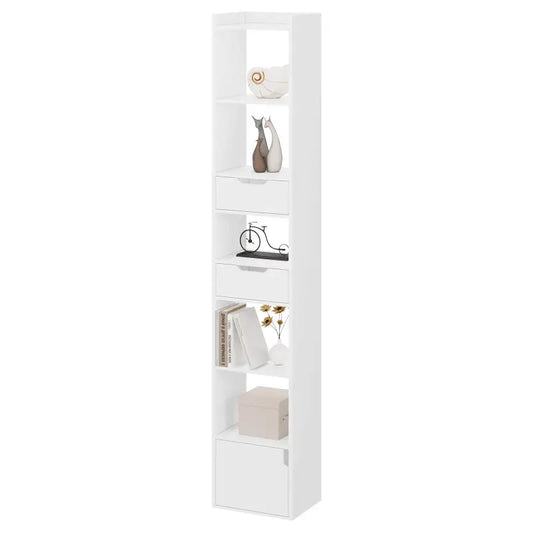 Een witte, hoge boekenkast met meerdere planken en laden, gevuld met decoratieve objecten, boeken en een lichtgekleurde doos. Ideaal voor kleine ruimtes en moderne interieurs.