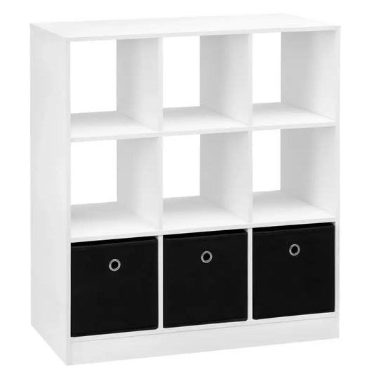 Een witte kubusboekenkast met zwarte opbergvakken, gevuld met boeken, een globe, een vintage radio en decoratieve accessoires. Ideaal voor een moderne woonkamer of kantoorruimte met stijlvolle opslag.