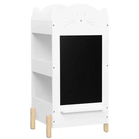 Wit houten kinderboekenkast met kat-ontwerp, voorzien van een zwart krijtachtergrond en drie planken met kleurrijke boeken. Ideaal voor speelruimte en schoolactiviteiten.