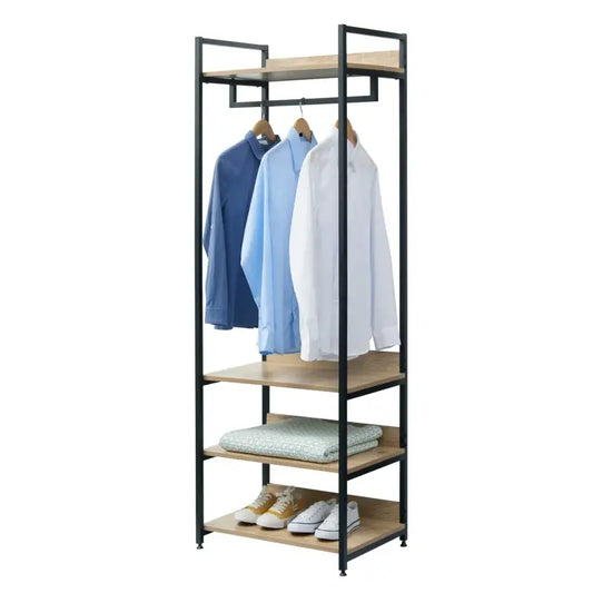 Een moderne kledingkast met zwart metaal en houten planken, waarop blauwe en witte overhemden hangen, een gestreept dekbed ligt en witte sneakers staan. Ideaal voor kleine ruimtes en minimalistische interieurs.