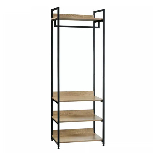 Een moderne kledingkast met zwart metaal en houten planken, waarop blauwe en witte overhemden hangen, een gestreept dekbed ligt en witte sneakers staan. Ideaal voor kleine ruimtes en minimalistische interieurs.