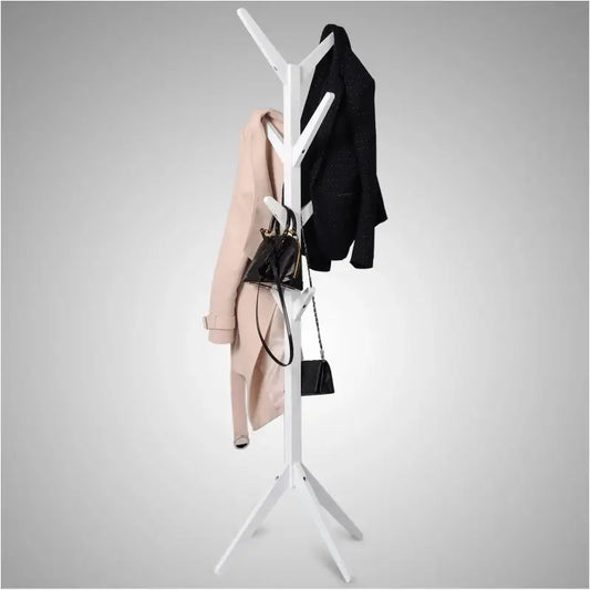 Een witte, boomvormige kledingkast met meerdere hangers, waarop een bruine jas en een roze handtas hangen. Ideaal voor woonkamer of hal, biedt ruimte voor kleding en accessoires.