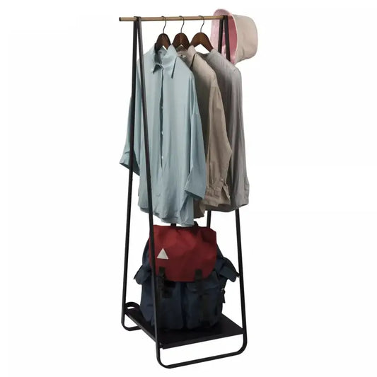 Een minimalistisch zwart metalen kledingrek met houten hangers, beladen met lichtblauwe en beige shirts en een roze hoed. Onderaan rust een rode en blauwe tas, ideaal voor kleine ruimtes of als opbergruimte in een slaapkamer.