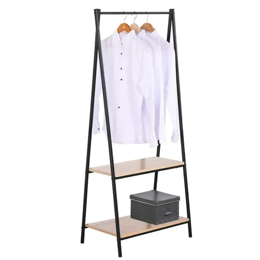Een zwart metalen kledingrek met houten planken, waarop witte overhemden hangen en een donkere koffer op de onderste plank rust. Ideaal voor kleine ruimtes of als opbergruimte in slaapkamer of kantoor.