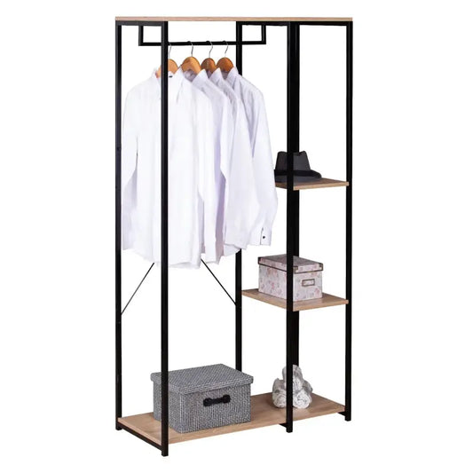 Een zwart metalen kledingkast met houten planken, gevuld met witte overhemden, een hoed en opbergdozen. Ideaal voor kleine ruimtes of als opbergruimte in slaapkamer of woonkamer.