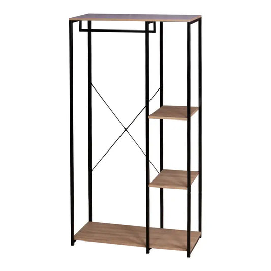 Een zwart metalen kledingkast met houten planken, waarop witte overhemden hangen, een hoed, een koffer en een mandje zijn geplaatst. Ideaal voor kleine ruimtes en minimalistische interieurs.