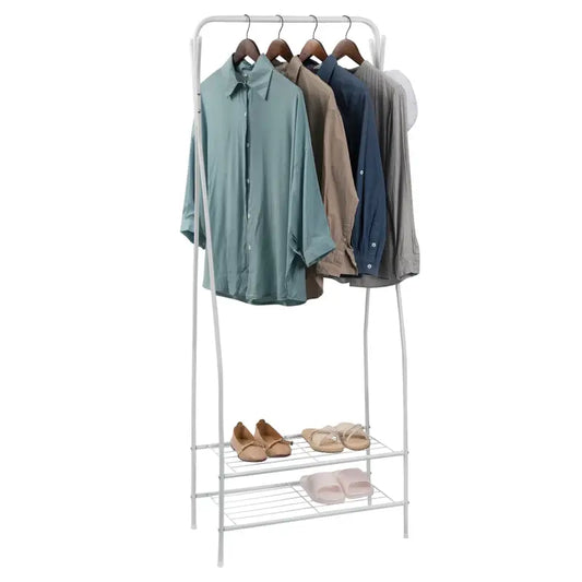 Een witte kledingrek met houten hangers, beladen met katoenen overhemden in zachte tinten. Onderin staan schoenen en slippers op de metalen planken, ideaal voor kameropslag of woonkamerorganisatie.