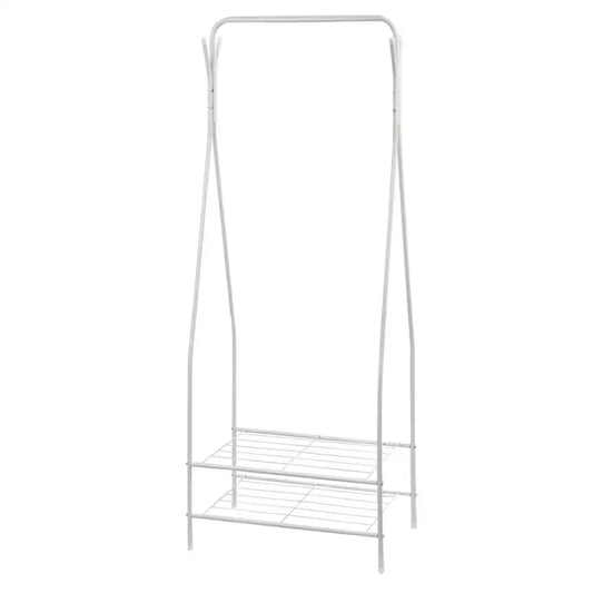 Een witte kledingrek met houten hangers, beladen met katoenen overhemden in pastelblauw, beige en grijs. Onderin staan lichtbruine en roze slippers, ideaal voor een minimalistische kamer of kleine woonruimte.