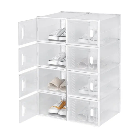 Transparante schoenenkasten met witte randen, gevuld met diverse schoenen en accessoires. Ideaal voor opbergen in badkamer of kast, met zichtbare inhoud en handige trekhandvatten.
