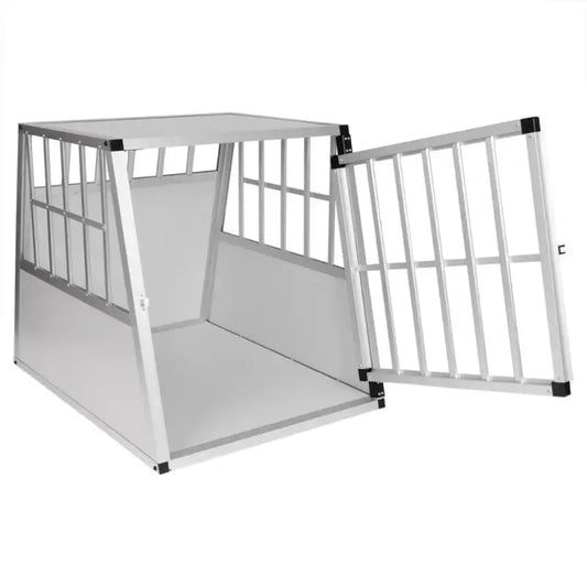 Zilverkleurige metalen hondencage met verstelbare deur en zwarte beschermingshoeken, geschikt voor reizen en veiligheid van huisdieren. Compacte, opvouwbare constructie voor gemakkelijke opslag.