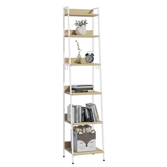 Een witte ladderboekenkast met houten planken, gevuld met boeken, een klok, een plant en een vosdoos. Ideaal voor kleine ruimtes en moderne interieurs.