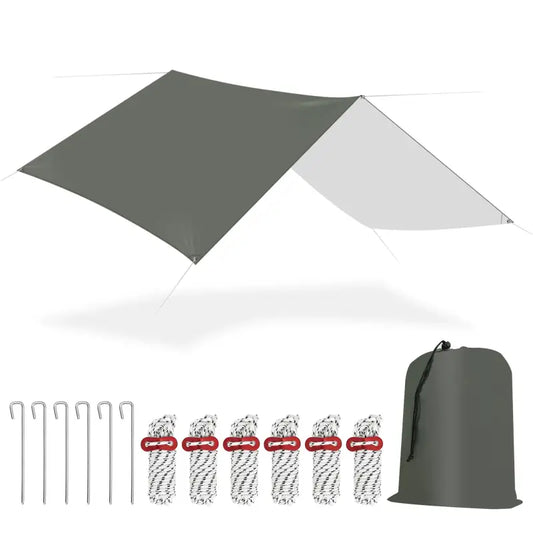 Grijs kampeer-tentdoek met witte hoek, uitgerust met metalen stokken, rode koordklemmen en opvouwbare tas. Ideaal voor outdoor-activiteiten en zonbescherming tijdens kamperen.