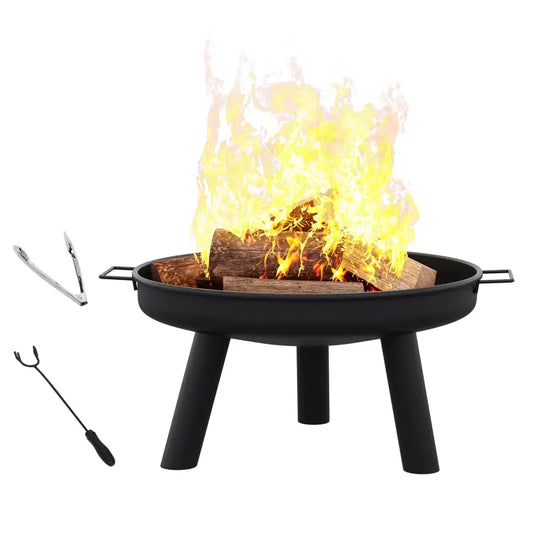 Zwarte, ronde houtskoolvuurpan met drie poten en handgrepen, gevuld met brandende houtblokken en felgeel vuur. Inclusief tongs en roosterstok voor buitenkoken en kampeerfeesten.