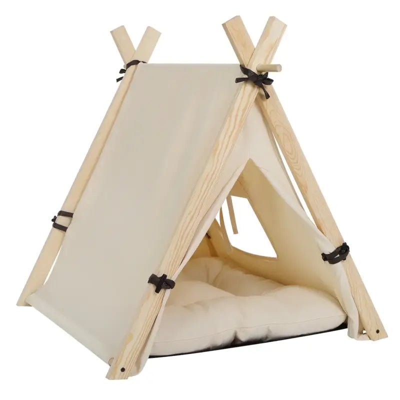 Een beige kindertent met houten stokken en zwarte riemen, voorzien van een zachte kussenset. Ideaal voor speelplekken of slaapruimtes in kinderkamers.