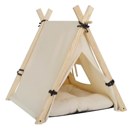 Een beige kindertent met houten stokken en zwarte riemen, voorzien van een zachte kussenset. Ideaal voor speelplekken of slaapruimtes in kinderkamers.