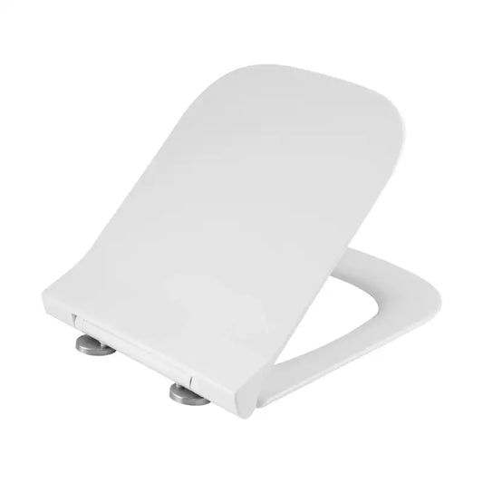 Een witte, gladde toiletzitting met zilverkleurige bevestigingspunten, geschikt voor een moderne badkamer. Geschikt voor een comfortabele en hygiënische toiletruimte.