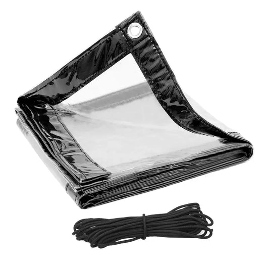 Transparante regenkap met zwarte randen en metalen oogjes, gevouwen op witte achtergrond. Inclusief zwarte elastiek voor veilige bevestiging bij tuin- of evenementgebruik.
