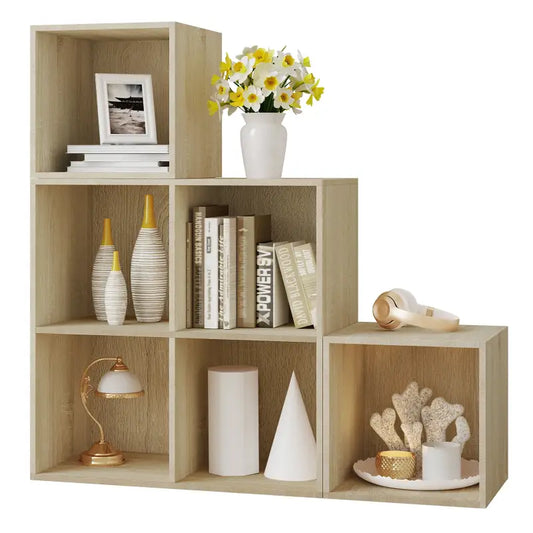 Een lichtgekleurd, houtlook boekenkastje met gestapelde vakken voor huiselijke opslag. Geschikt voor moderne woonkamer of slaapkamerdecoratie met minimalistische stijl.
