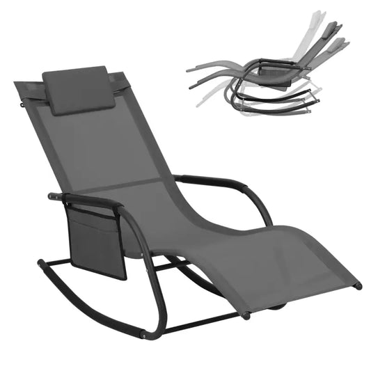 Grijs, opvouwbare ligstoel met zwart metalen frame en mesh zitting, uitgerust met hoofdsteun en zijzak. Ideaal voor ontspanning op terras of in de tuin.