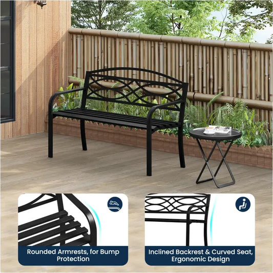 Zwarte metalen tuinbank met elegante, gevlochten rugleuning en gestreepte zitting. Geschikt voor buiten gebruik, ideaal voor tuin of terras.