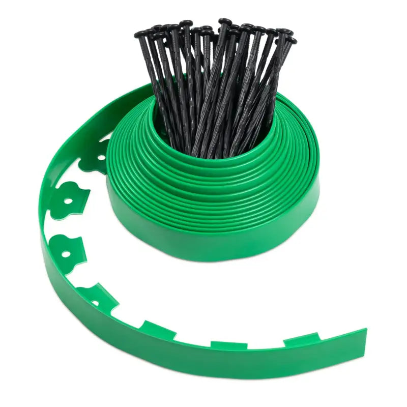 Zwarte tuinbouwplaat met bijpassende spijkers, geschikt voor tuinmeubilair en plantenbakken. Ook beschikbaar in groen en zilver voor diverse decoratieve toepassingen.