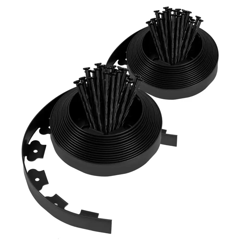Zwart, gevouwen metalen profielen met ingebouwde nagels, geschikt voor tuin- en bouwprojecten. Perfect voor het bevestigen van houten of metalen structuren in de tuin of bij renovaties.