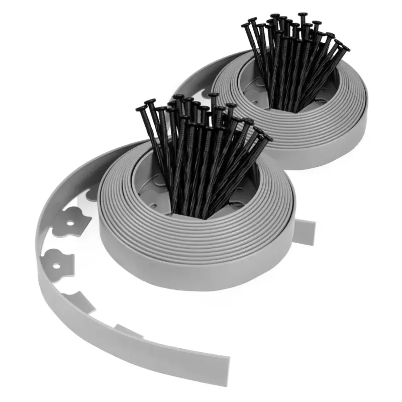 Zwart, gevouwen metalen profielen met ingebouwde nagels, geschikt voor tuin- en bouwprojecten. Perfect voor het bevestigen van houten planken of andere materialen in de tuin of op de bouwplaats.