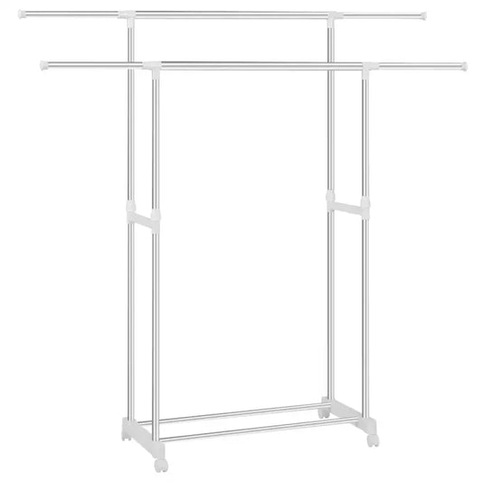 Een witte, op wielen draagbare kledingrek met twee balken, beladen met beige kledingstukken op houten hangers. Een beige handtas hangt aan de zijkant, geschikt voor kledingopslag in een woonkamer of slaapkamer.