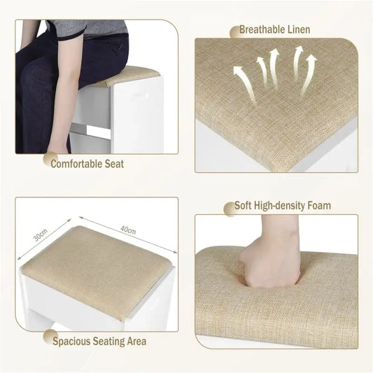 Een witte, glanzende houten kruk met een beige gestoffeerde zitting, geschikt als toiletzitje of badkamerstoel. Modern ontwerp met ondersteunende plank en elegante boogvormige poten.