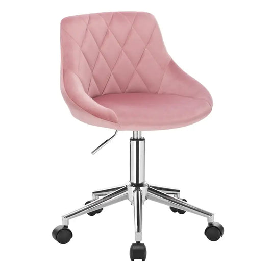 Een roze, gestoffeerde bureaustoel met diamantstiksel en zachte veloursbekleding, voorzien van een glanzende chromen basis met zwarte wieltjes, ideaal voor kantoor- of thuiswerkplek.
