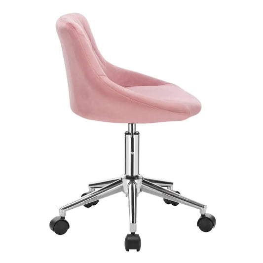 Een roze, gestoffeerde bureaustoel met diamantstiksel en zachte veloursbekleding, voorzien van een glanzende chromen basis met zwarte wieltjes, ideaal voor kantoor- en thuiswerkplekken.