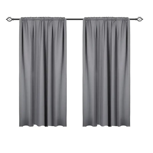 Grijze gordijnen hangen symmetrisch aan een zwarte metalen stang met decoratieve einden, gemaakt van een gladde, zachte stof. Geschikt voor woonkamer of slaapkamer, bieden ze een moderne, minimalistische uitstraling.
