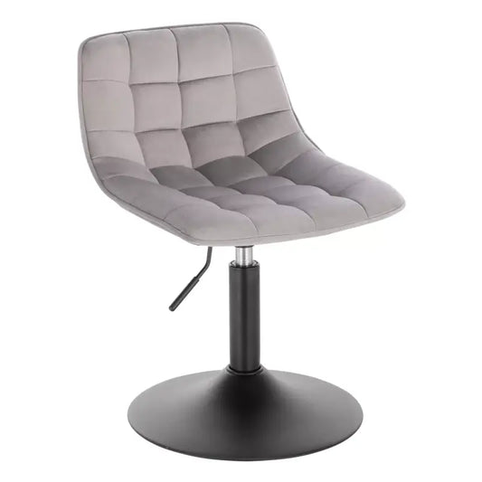 Grijze, gestoffeerde draaistoel met kussens en zwart metalen voetstuk, geschikt voor moderne kantoor- of woonruimte. Comfortabele zitting met verhoogbare functie voor dagelijks gebruik.