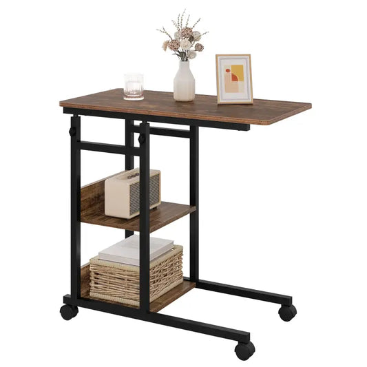Een donkerbruine houten tafel met zwart metalen frame en wieltjes, voorzien van een bovenblad, een middenplank met een witte radio en een onderste plank met een rieten mand. Ideaal voor woonkamer of slaapkamer als mobiele werk- of leesplek.