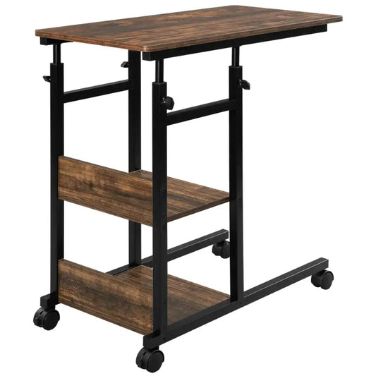 Een donkerbruine houten tafel met zwart metalen frame en wieltjes, voorzien van een bovenblad, een middenplank met een radio en een onderste plank met een rieten mand. Ideaal voor woonkamer of slaapkamer als mobiele werk- of leesplek.