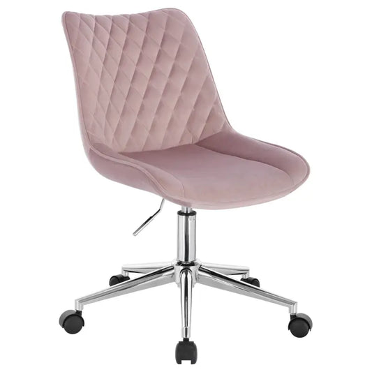Een roze fluweelstoel met diamantstiksel, voorzien van een glanzende zilveren basis en zwarte wieltjes, geschikt voor kantoor- of woonruimte. Perfect voor moderne interieurs en dagelijkse werkplekken.