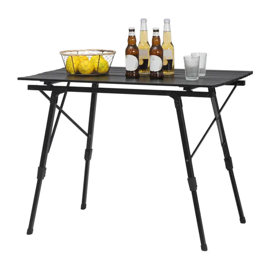 Zwarte vouwtafel met houten blad en metalen poten, voorzien van een mandje met citroenen en flessen. Ideaal voor buiten gebruik of kampeerfeesten.